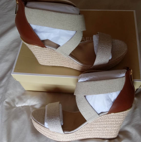 "New" Michael Kors Prue Wedges - Picture 2 of 10
